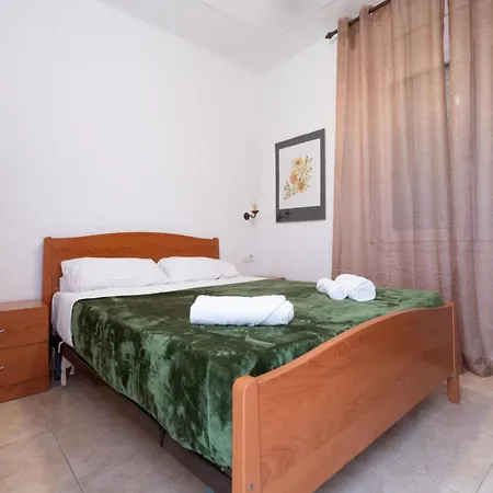 Welcs Falconera Con Piscina Apartman *